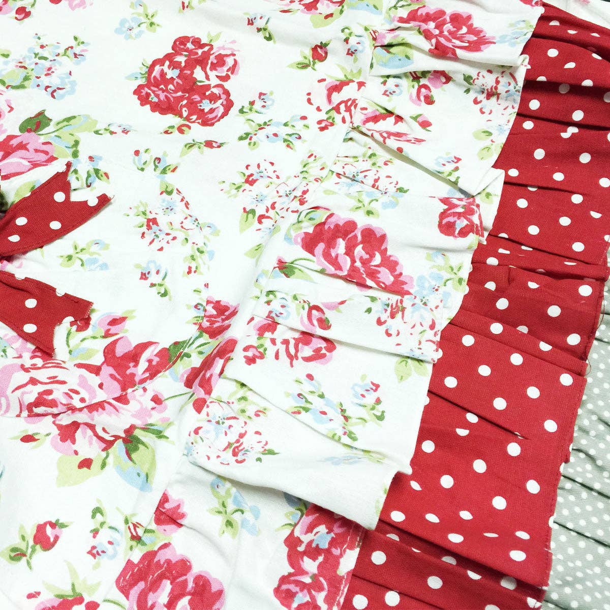 Wrapables Mother and Daughter Ruffles and Roses Apron