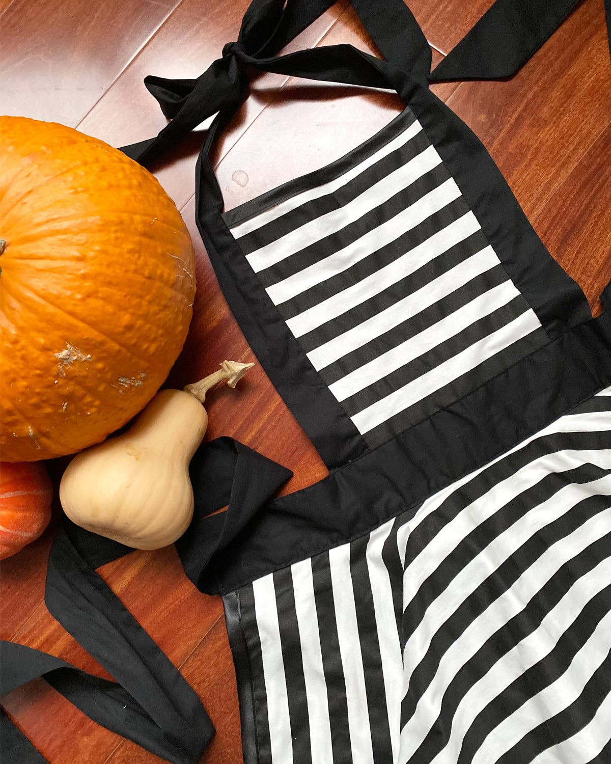 Wrapables Classic Vintage Apron, Stylish Cooking Apron